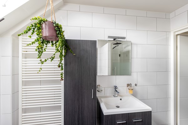 Foto - Te koop:  Verzorgde tussenwoning in Fijnaart!